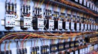 美國電子電氣工程（EE）專業深度解析 申請要求與就業前景